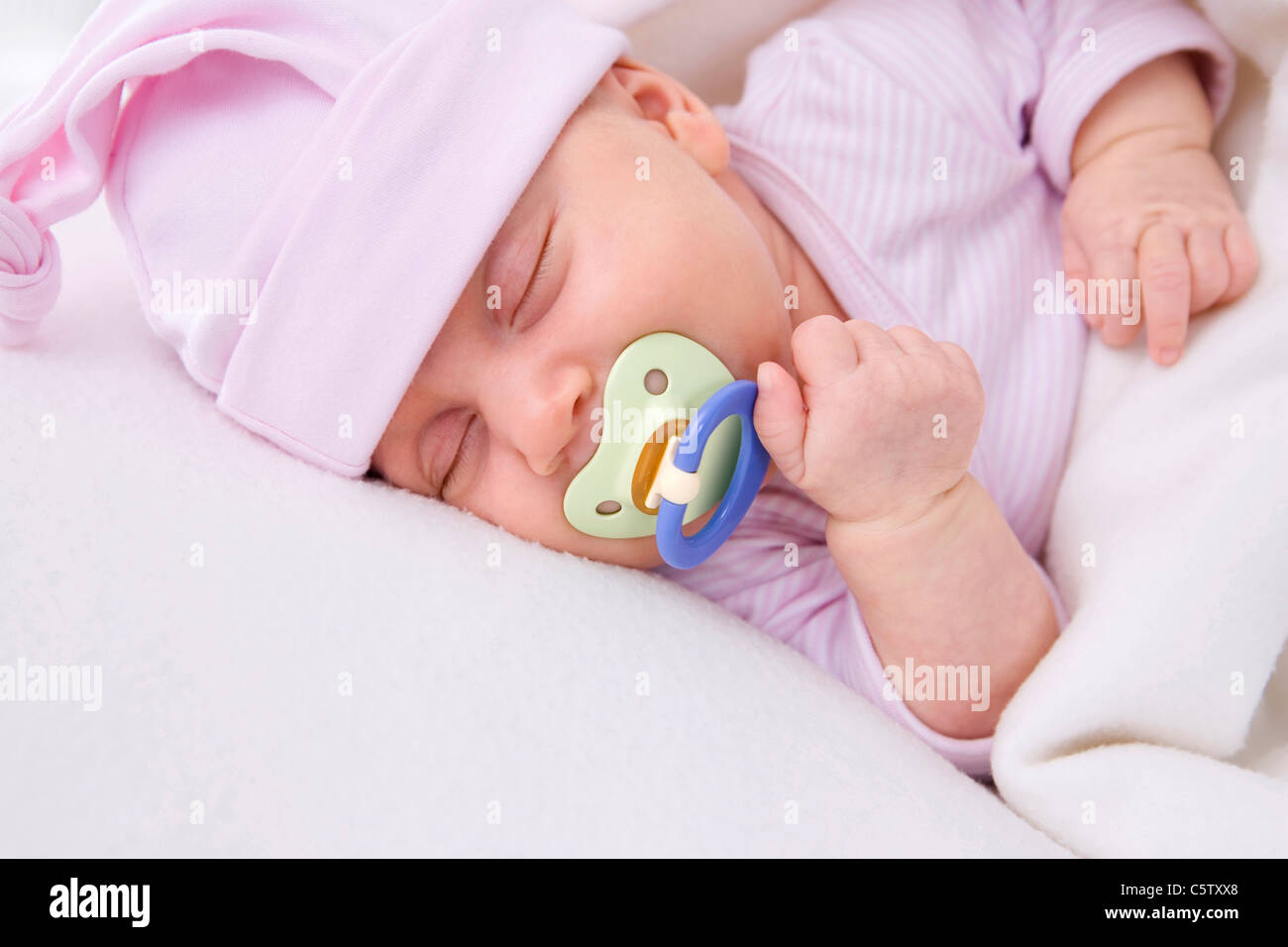 Bebe Fille 2 Mois A Coucher Avec Tetine Portrait Photo Stock Alamy