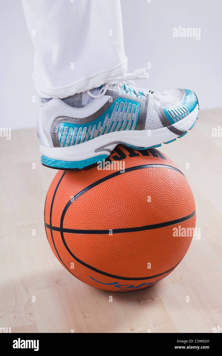 Close up de jambe sur basket ball against white background Banque D'Images