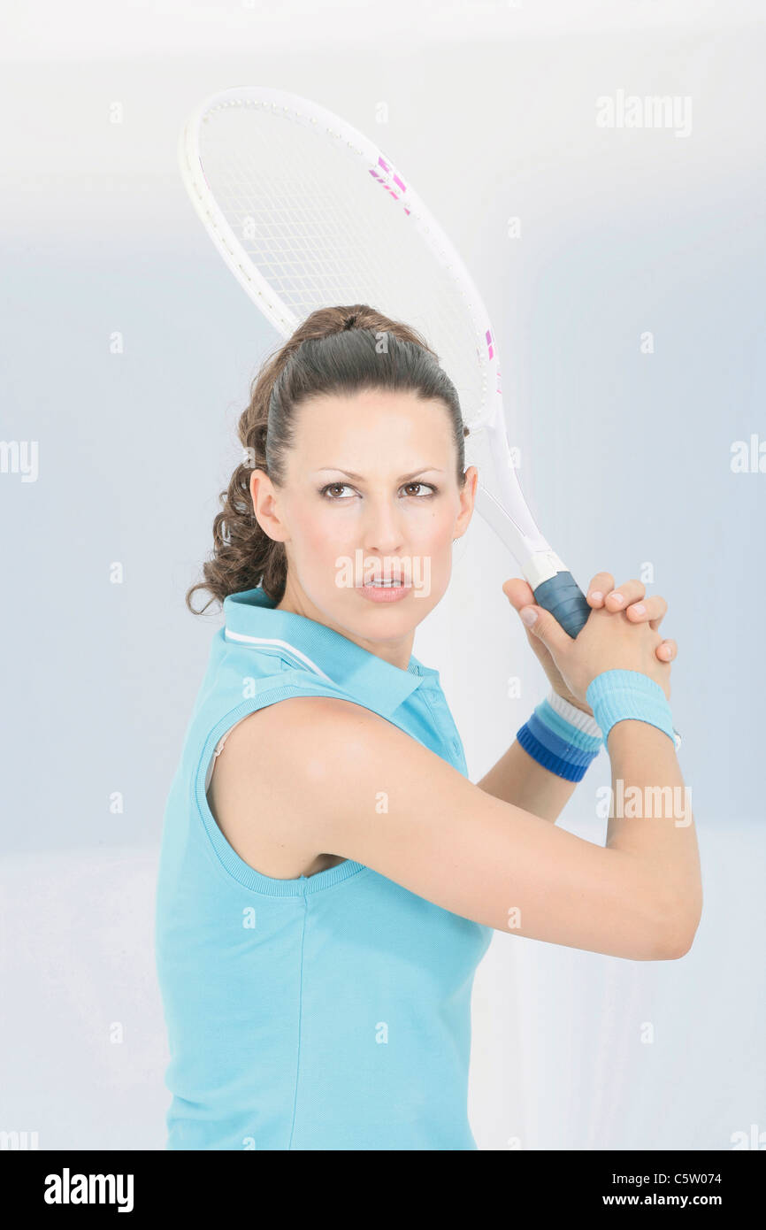 Jeune femme jouant au tennis, portrait Banque D'Images