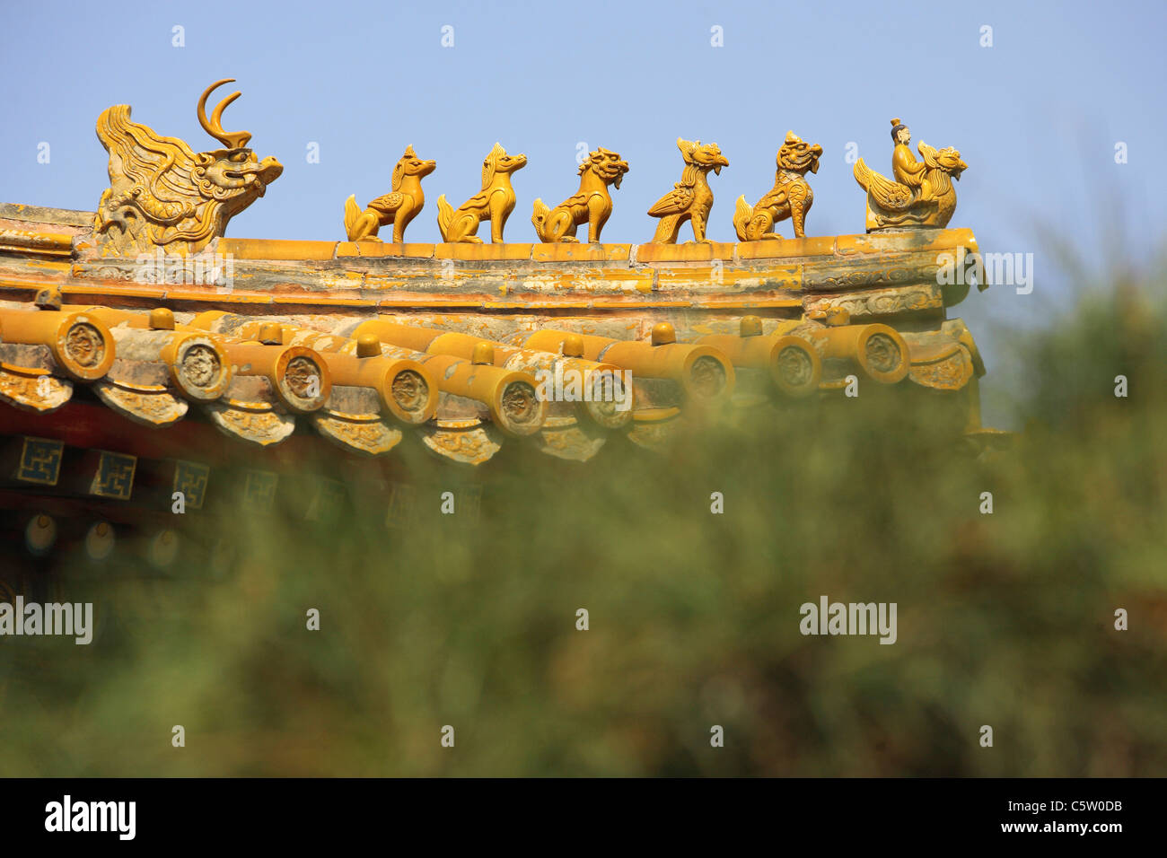 La Province de Chine, Beijing, Beijing, la Cité Interdite, statues, au-dessus du bâtiment, close-up Banque D'Images
