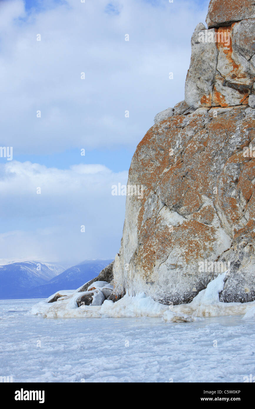 La Russie, lac Baïkal, Olchon, Shamon Rock en hiver Banque D'Images