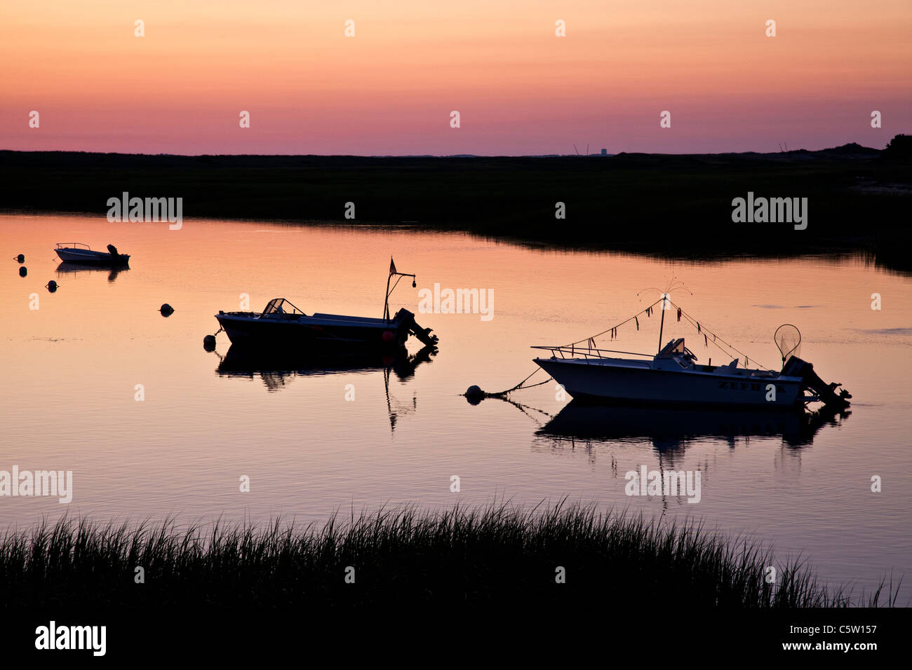 Trois bateaux se profilant dans Pamet Harbour au coucher du soleil Banque D'Images