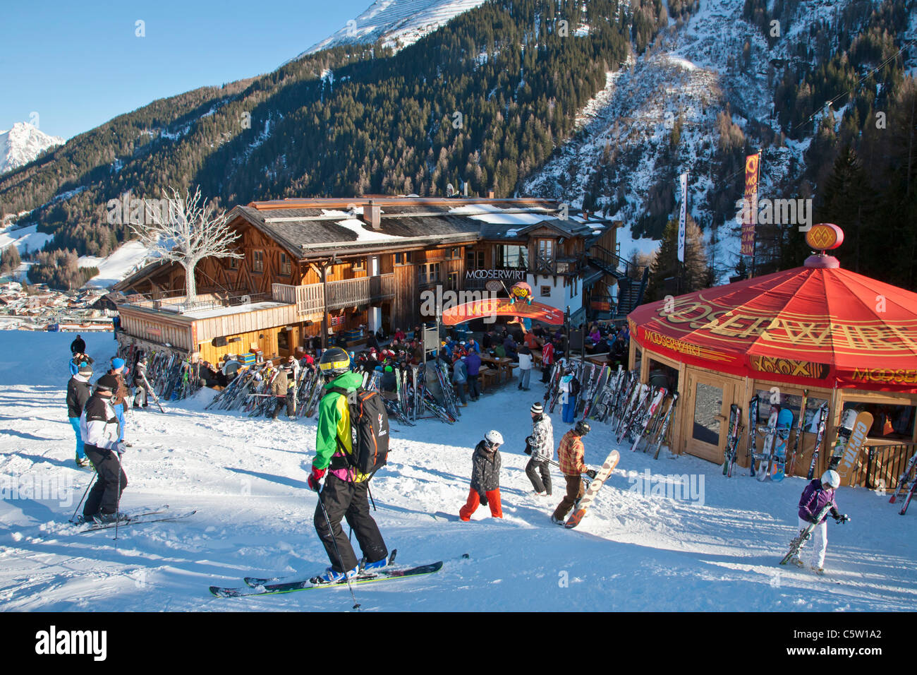 Autriche, Tyrol, Sankt Anton am Arlberg, Mooserwirt, les gens près de ski chalet de ski en hiver Banque D'Images