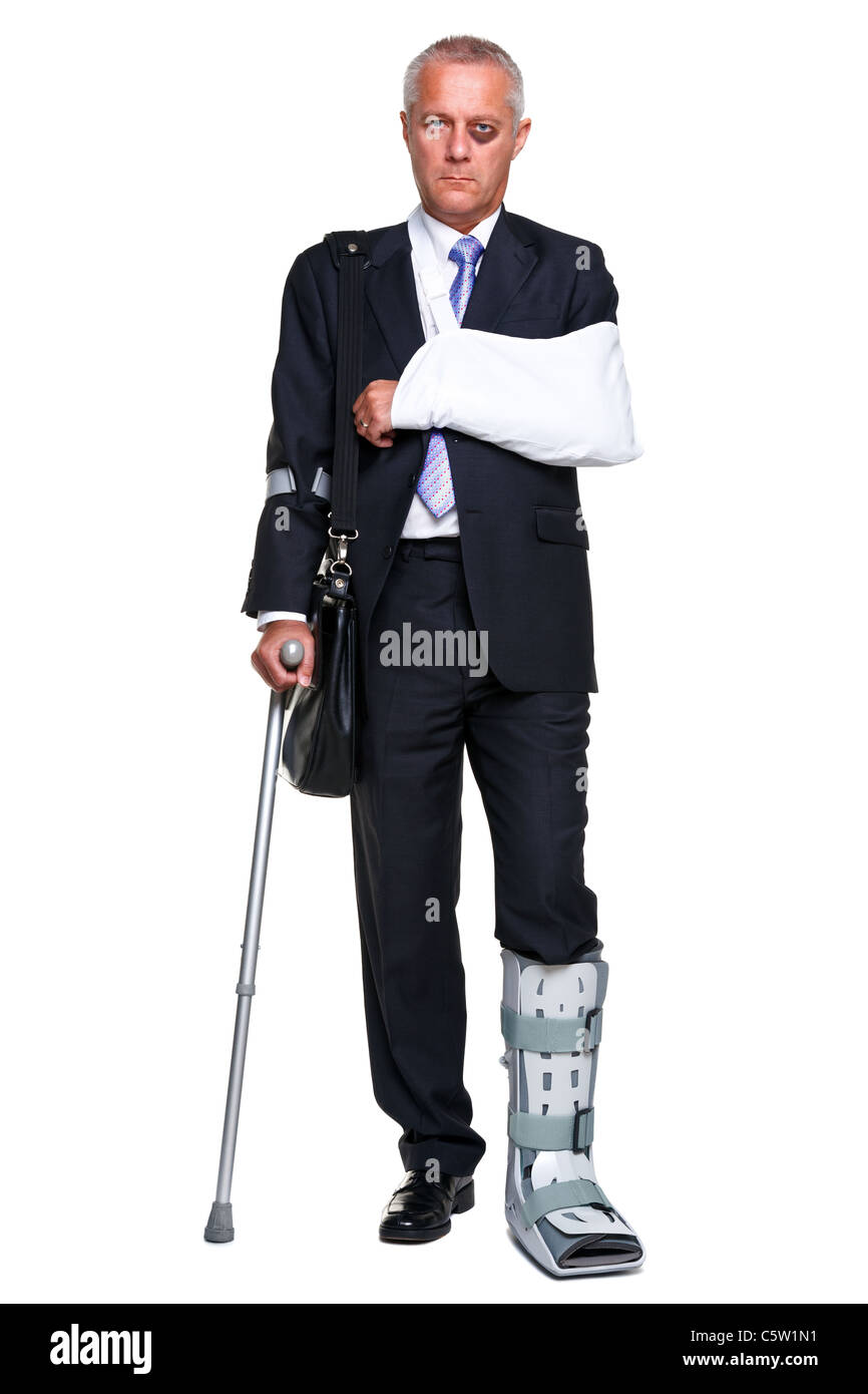 Photo d'un homme gravement blessé sur cructhes pied transportant une mallette, isolé sur un fond blanc. Banque D'Images