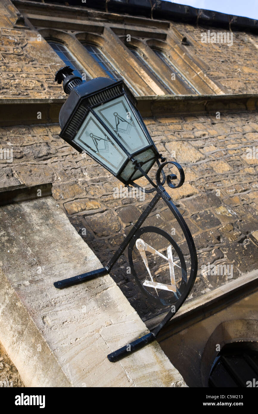 Symboles maçonniques sur un lampadaire en fer forgé à l'extérieur du lodge à Bradford-on-Avon Banque D'Images