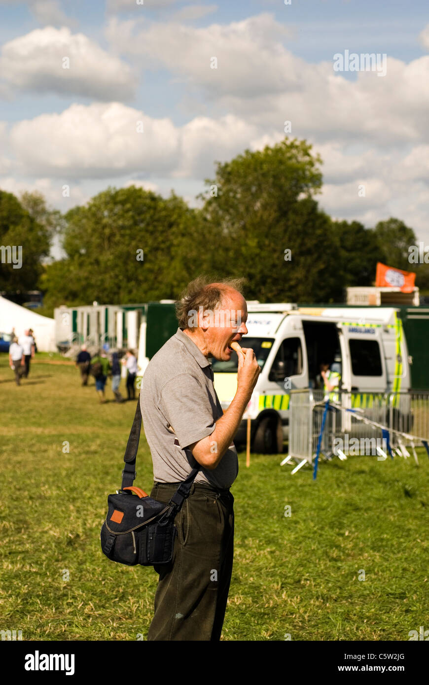 Man eating ice cream à un événement extérieur, England UK Banque D'Images