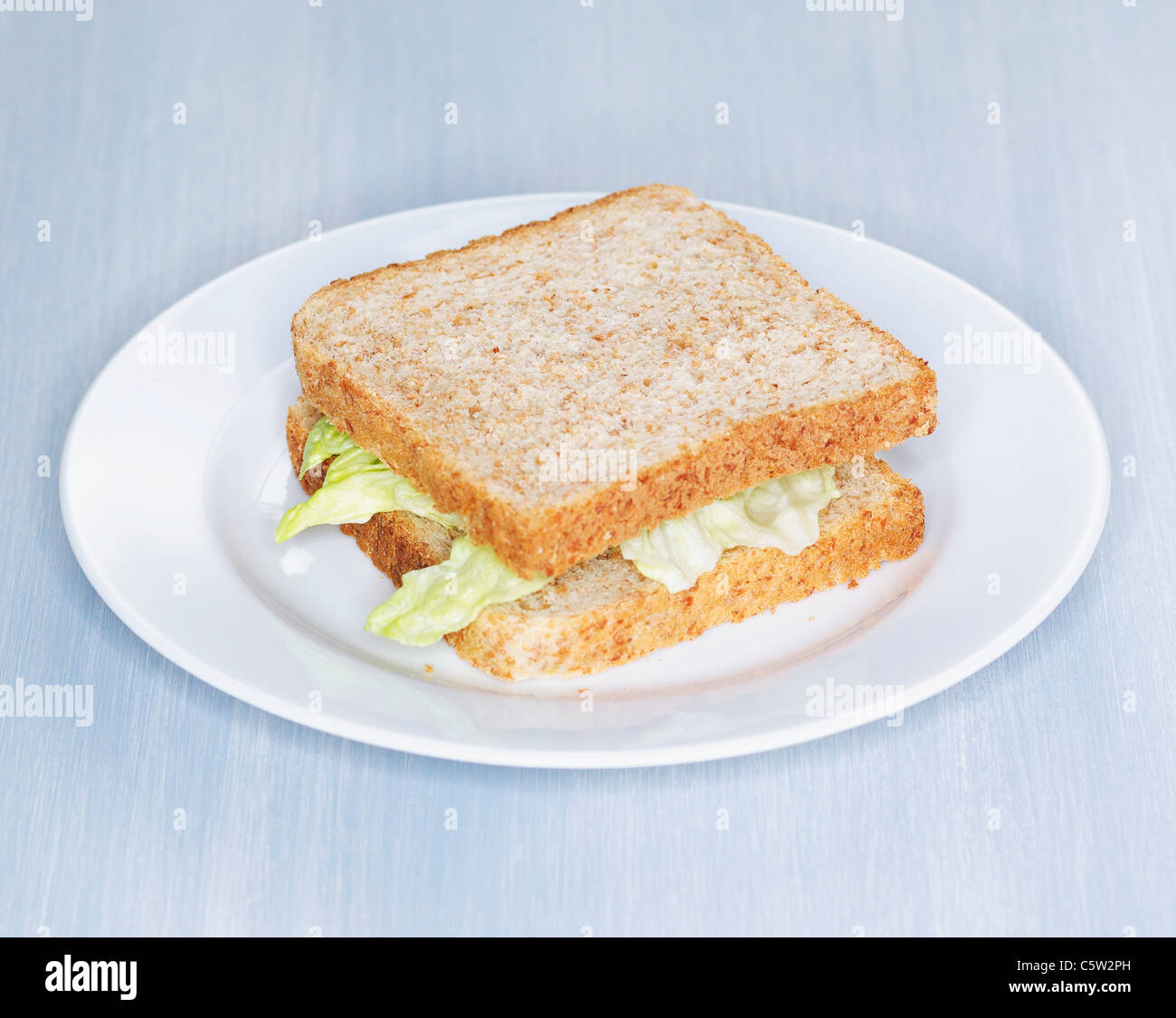 Repas ensemble toast sandwich avec salade iceberg on plate Banque D'Images