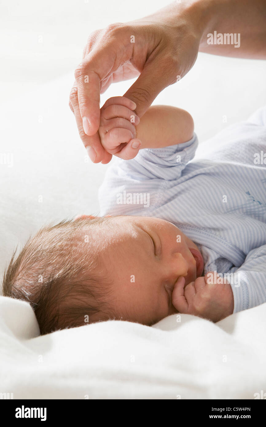Pere Holding Baby Girls 0 4 Semaines Part Photo Stock Alamy