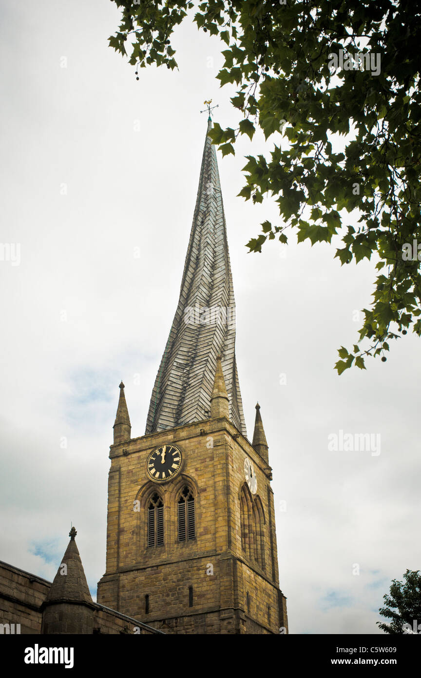 Église paroissiale de Chesterfield avec sa célèbre flèche tortueuse.ROYAUME-UNI. Banque D'Images