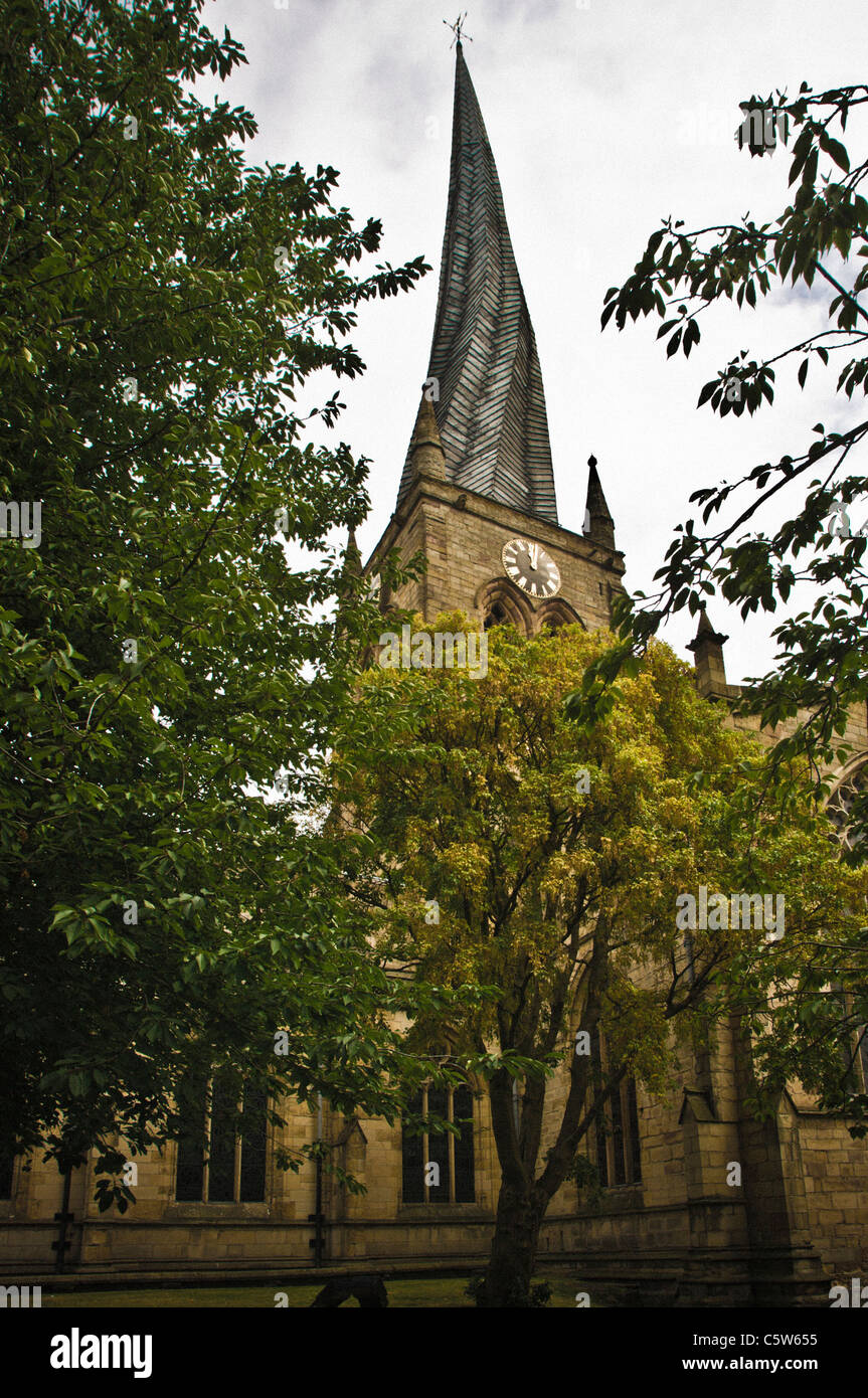 Église paroissiale de Chesterfield avec sa célèbre flèche tortueuse.ROYAUME-UNI. Banque D'Images