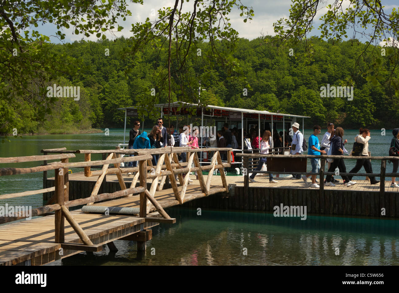 Les touristes sur un Plitvicka Jezera ou les lacs de Plitvice traversier pour passagers bateau dans le parc national en Croatie Banque D'Images