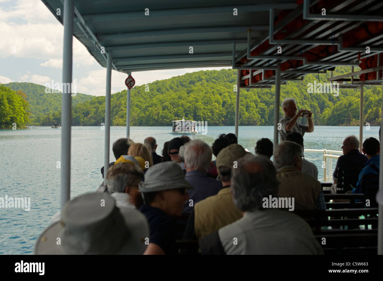 Les touristes sur un Plitvicka Jezera ou les lacs de Plitvice traversier pour passagers bateau dans le parc national en Croatie Banque D'Images