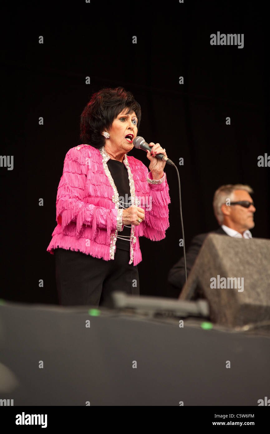 Wanda Jackson effectuant à la latitude Festival 2011, Suffolk, Angleterre, Royaume-Uni. Banque D'Images