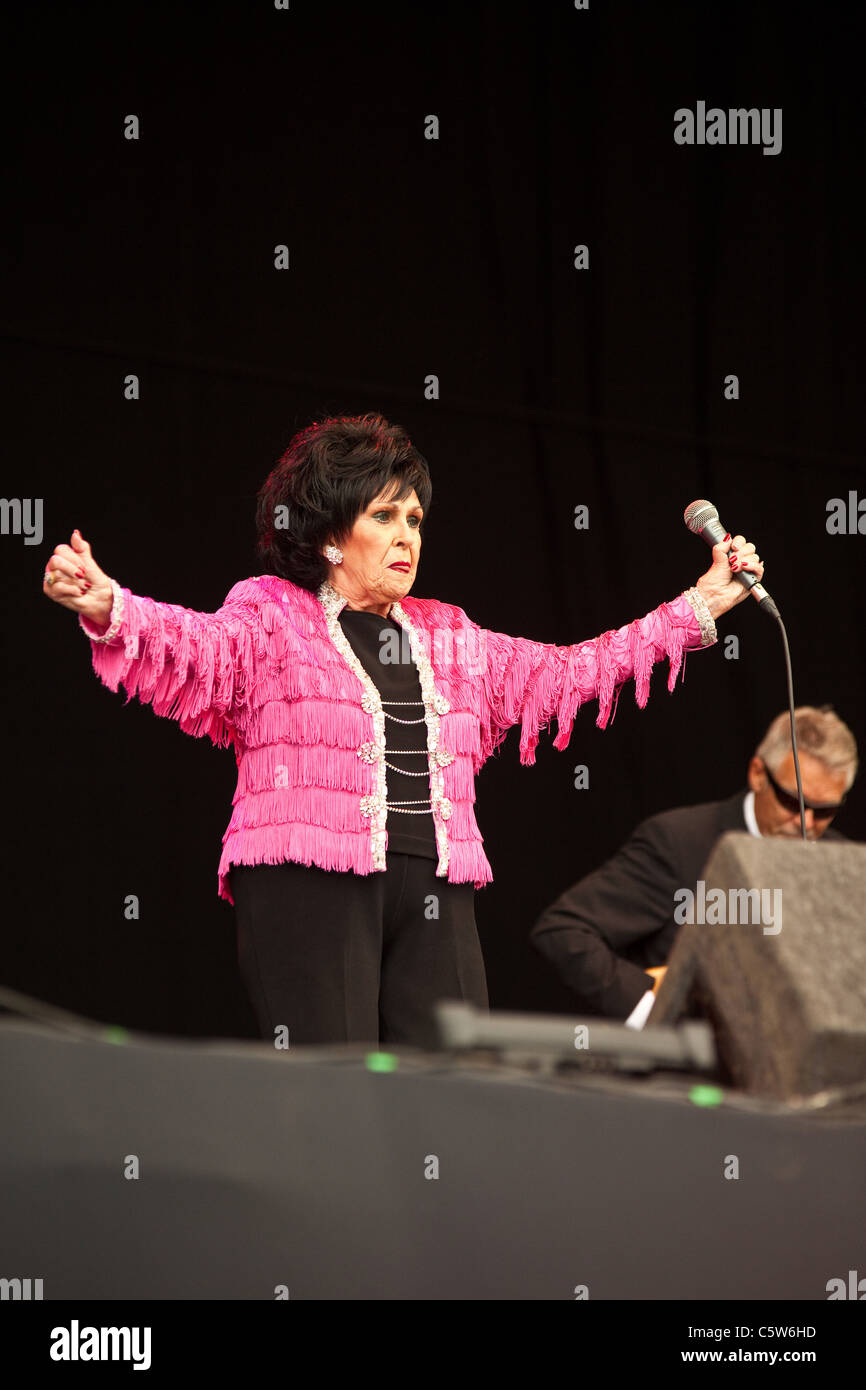 Wanda Jackson effectuant à la latitude Festival 2011, Suffolk, Angleterre, Royaume-Uni. Banque D'Images