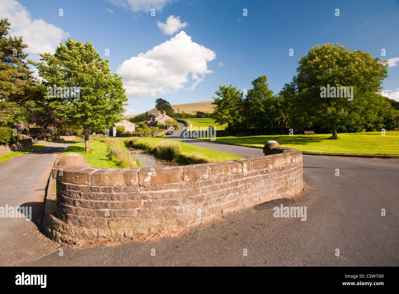 Le joli village féodal de Downham, lovée sous Pendle Hill dans la vallée de Ribble, Lancashire, UK, Banque D'Images