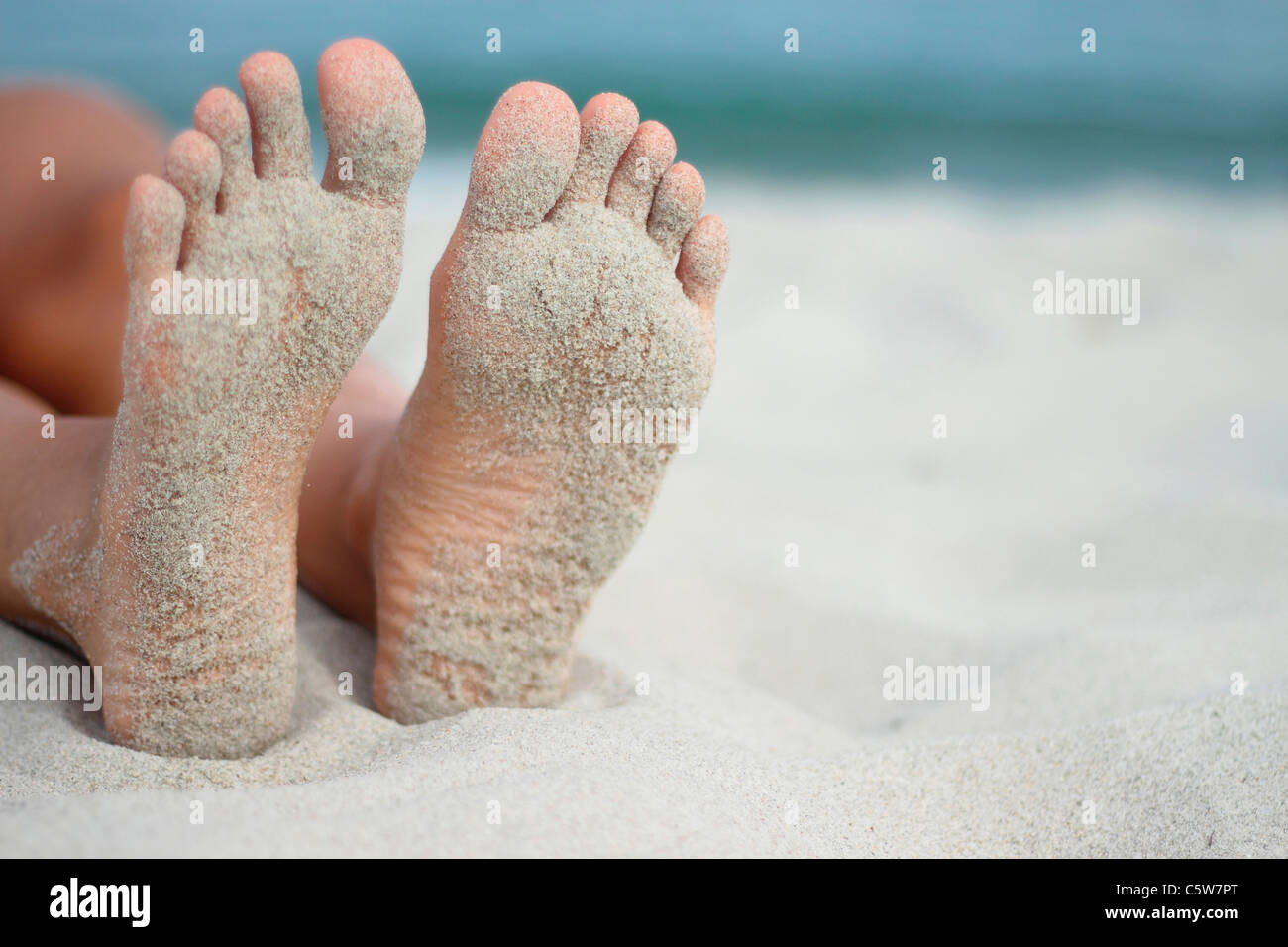 Italie, Sardaigne, personne à la plage de sable, pieds Banque D'Images
