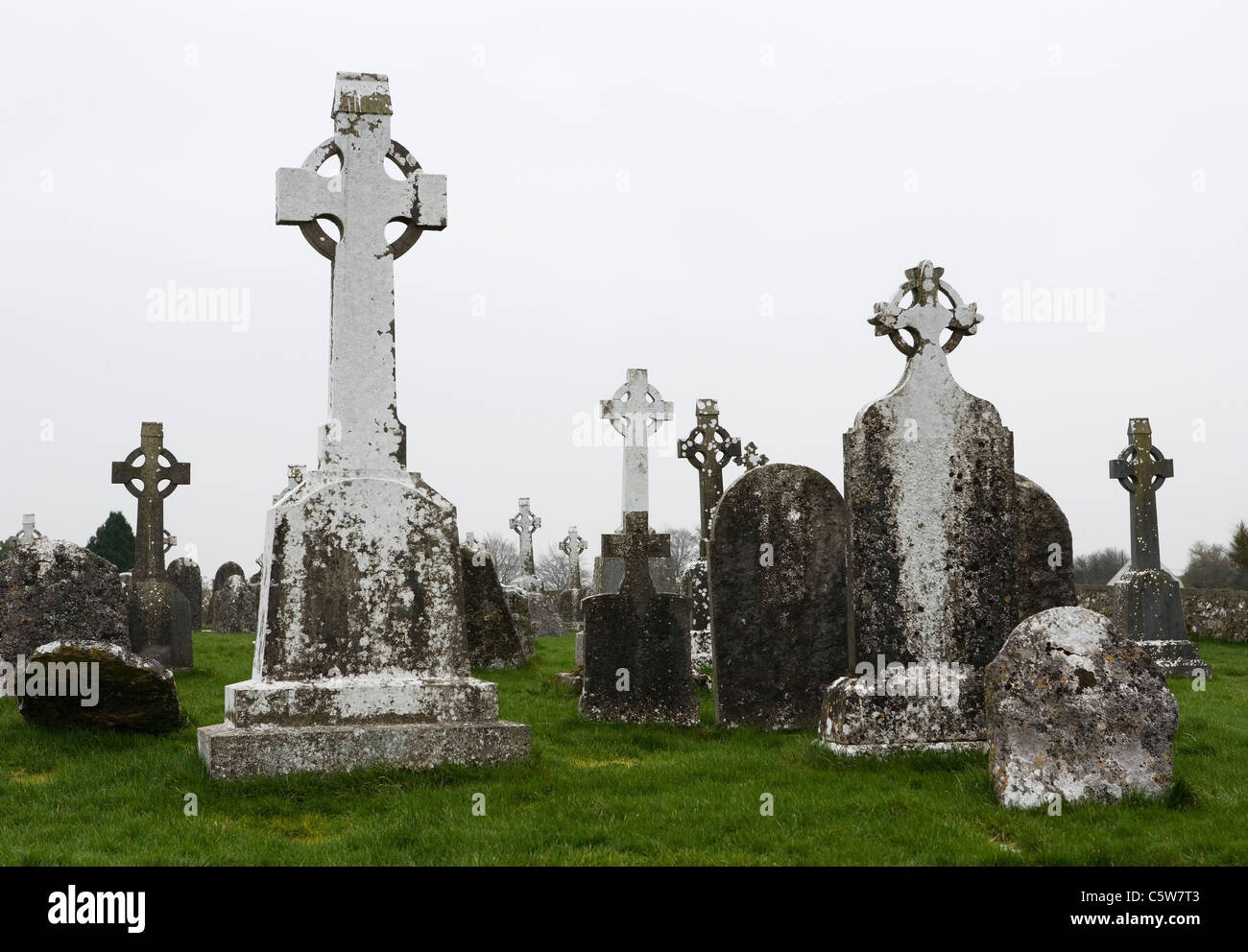 L'Irlande, dans le comté d'Offaly, Clonmacnoise, tombes celtiques Banque D'Images