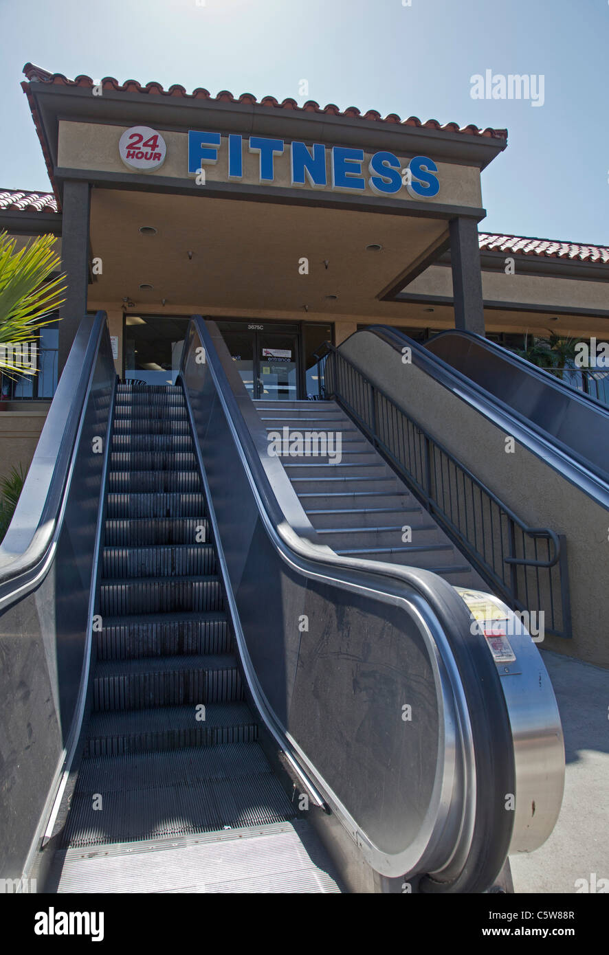 San Diego, Californie - un centre de remise en forme ouvert 24h/24 avec les escalators. Banque D'Images