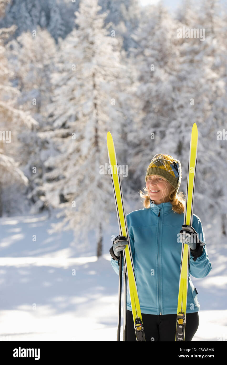 L'Autriche, Tyrol, Seefeld, Wildmoosalm, Woman holding skis de fond Banque D'Images
