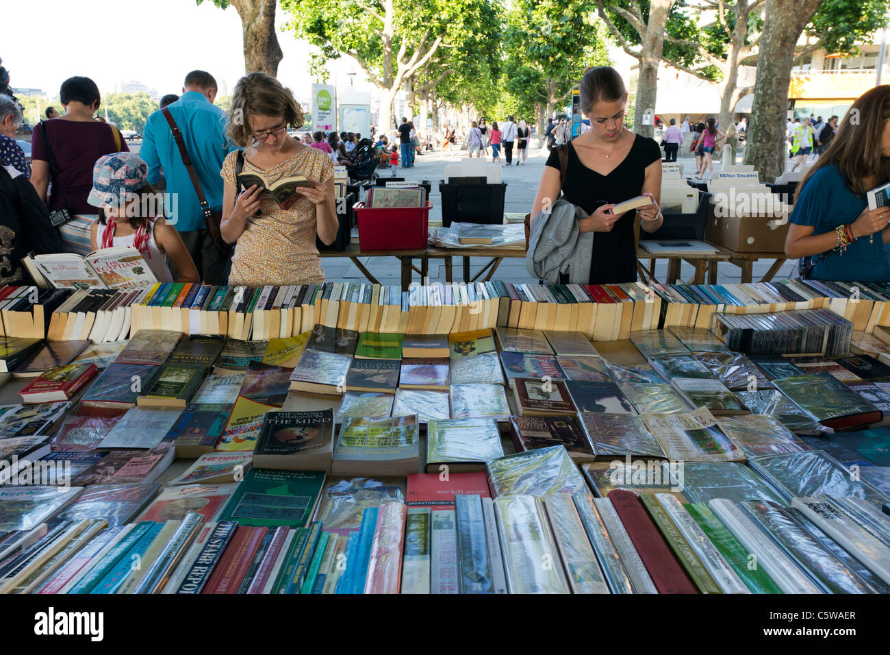 Marché du livre sous le pont de Waterloo - Londres Banque D'Images