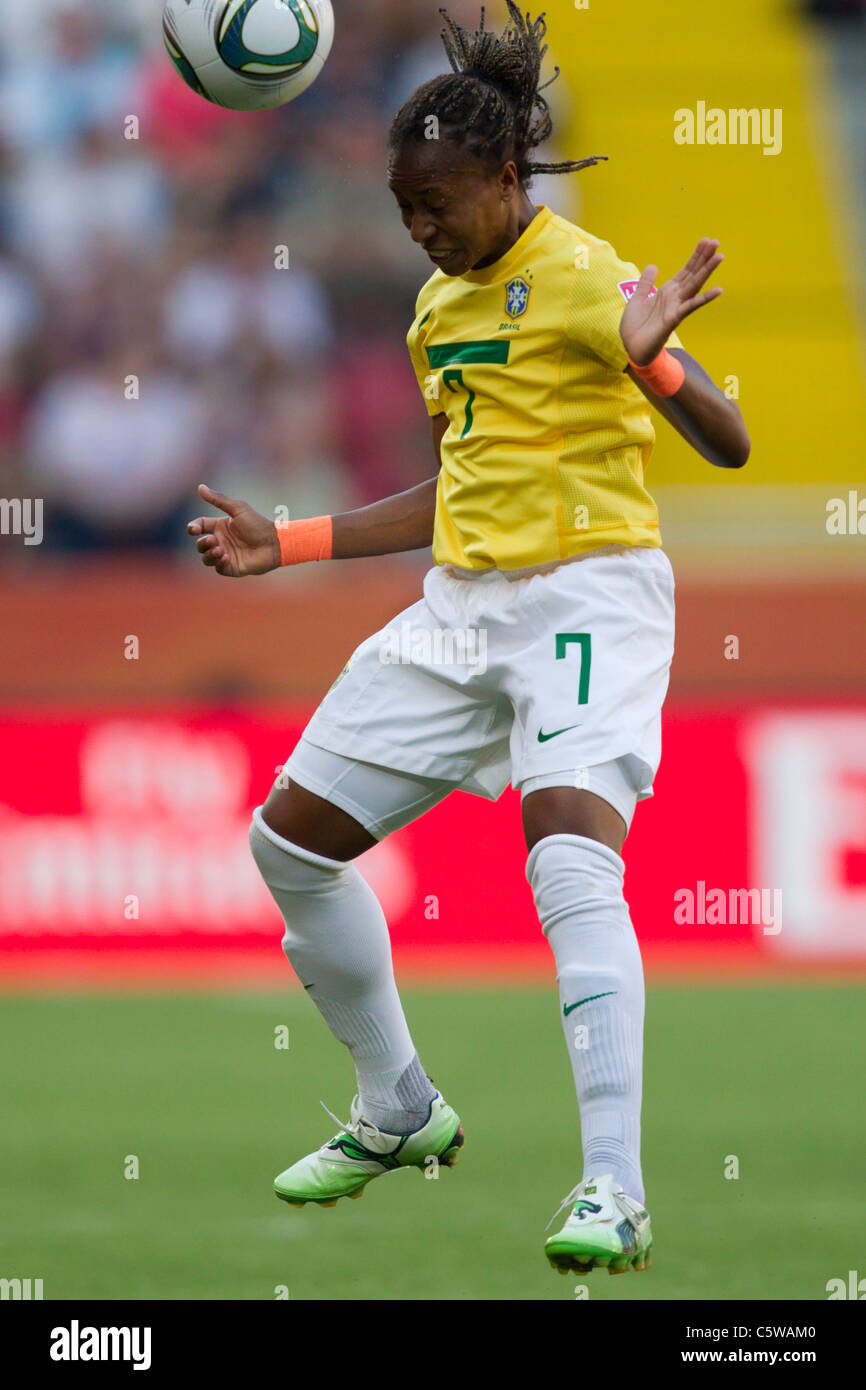Ester de Brésil chefs la balle au cours d'une Coupe du Monde féminine de la fifa contre match quart aux États-Unis le 10 juillet 2011. Banque D'Images