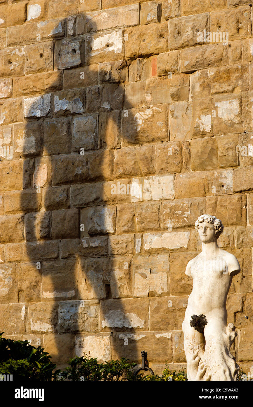 Italie, Toscane, Florence, Palazzo Vecchio, la Statue de David en face de wall Banque D'Images