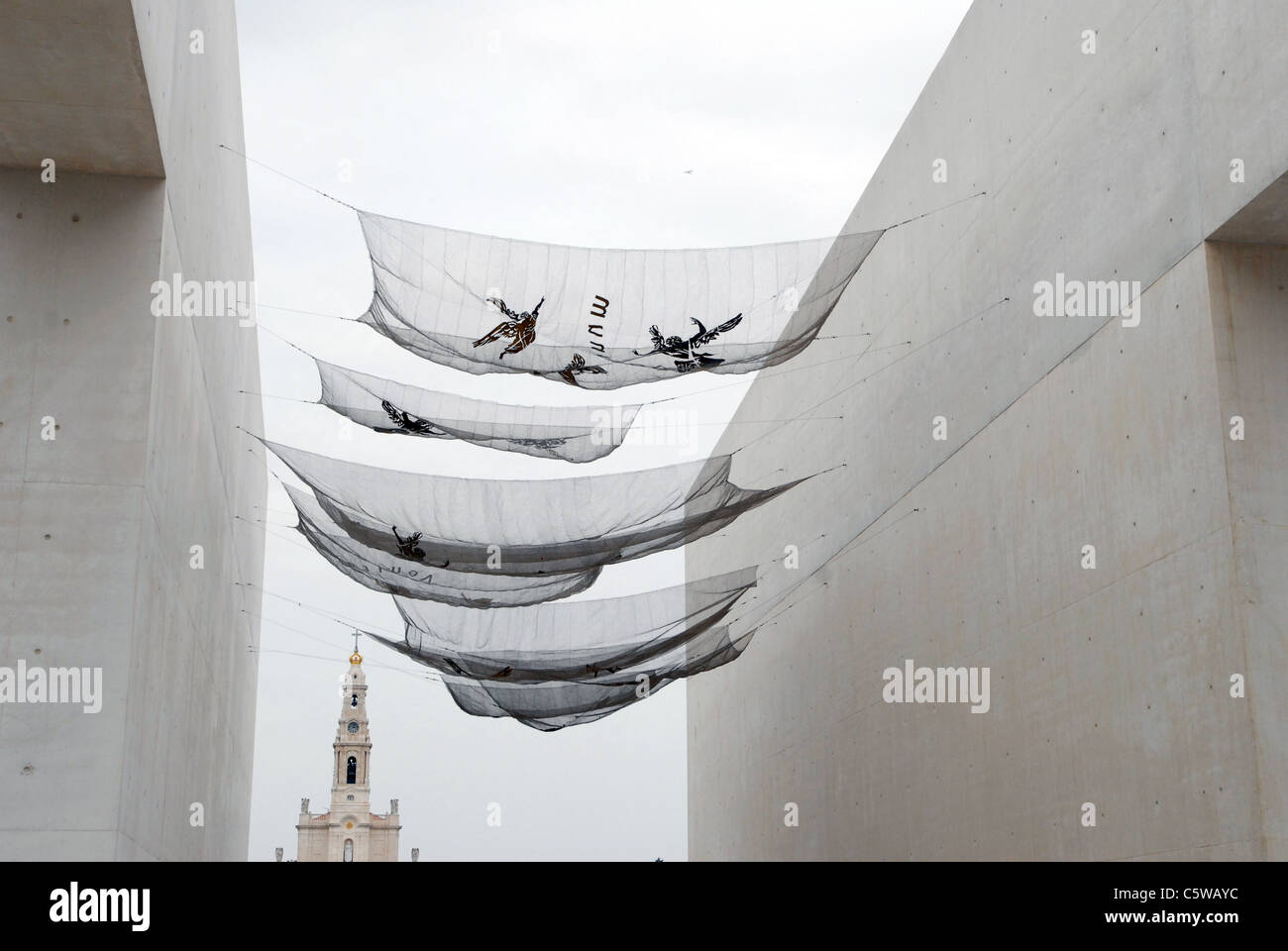 La Basilique de Notre-Dame du Rosaire de Fatima vu de l'entrée de l'église de la Très Sainte Trinité Banque D'Images