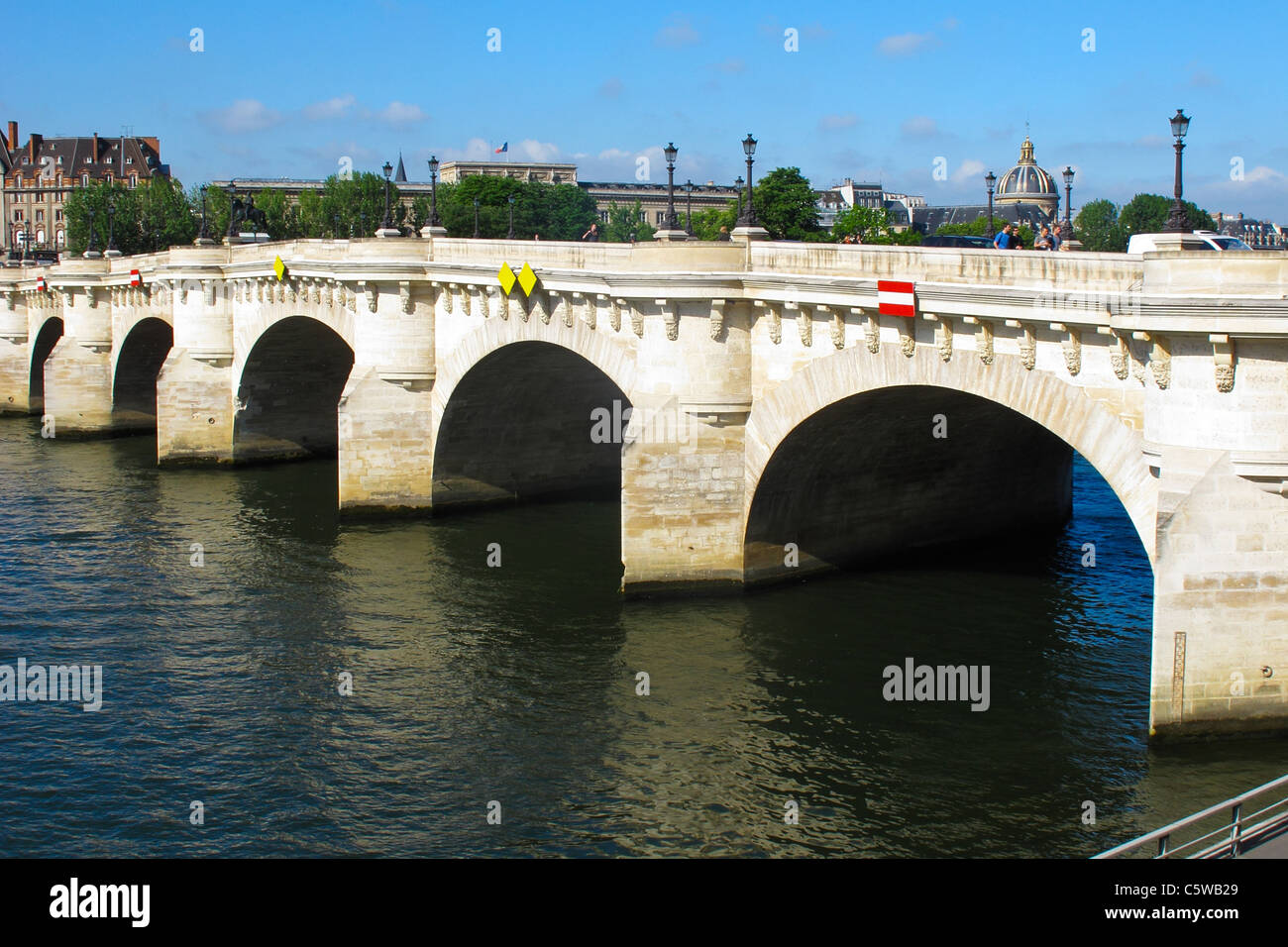 Le Pont Neuf sur la Seine à Paris Banque D'Images