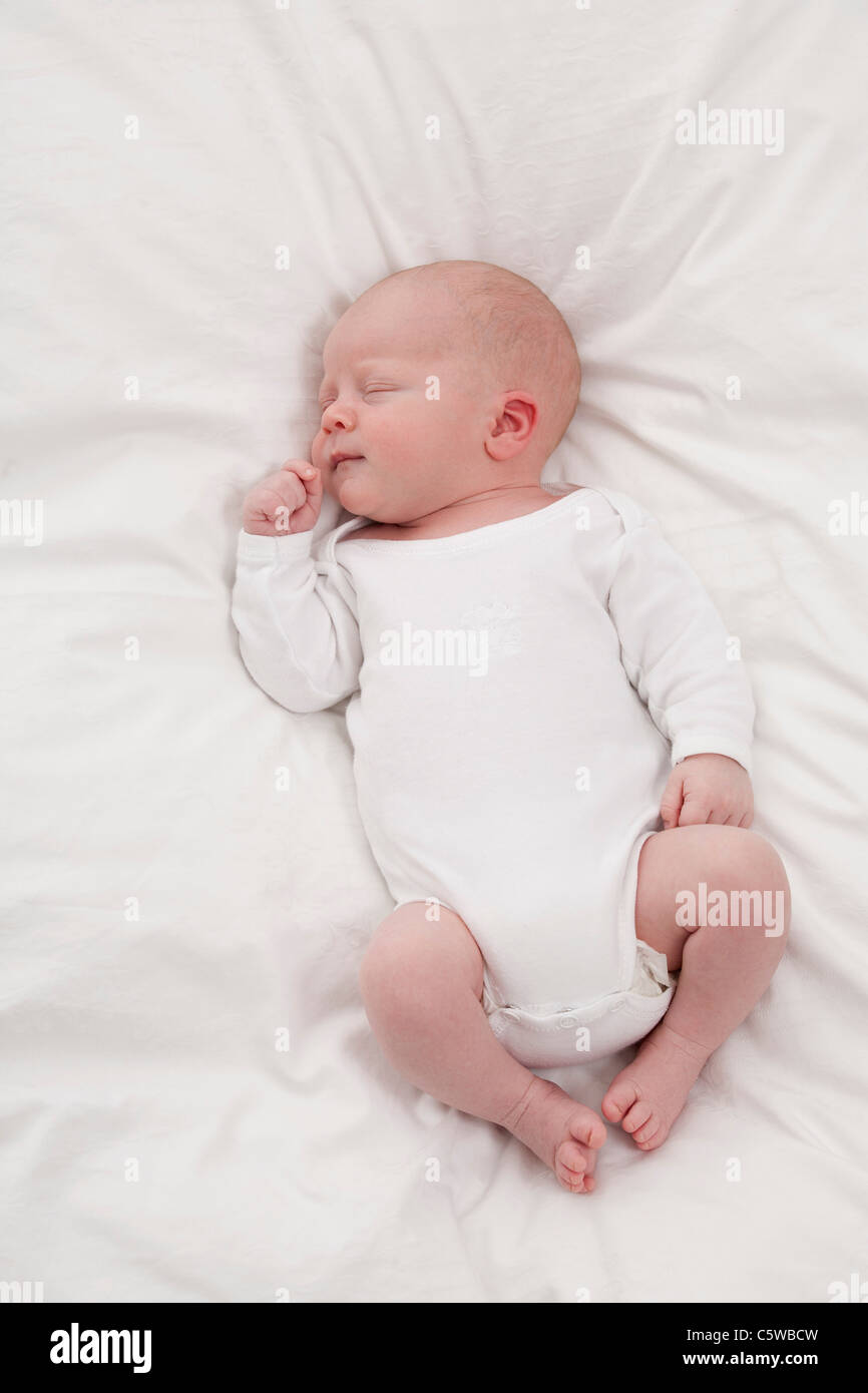 Allemagne, Munich, (0-1 mois) baby boy sleeping on bed Banque D'Images