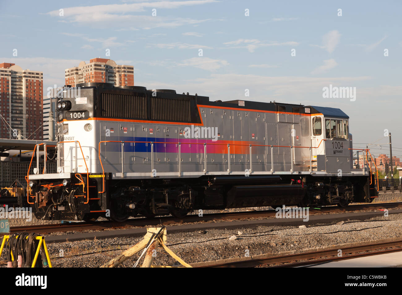 New Jersey Transit MP20locomotive numéro GP 1004 est situé sur une voie d'évitement de l'Erie Lackawanna/NJ Transit terminal Hoboken à Hoboken. Banque D'Images