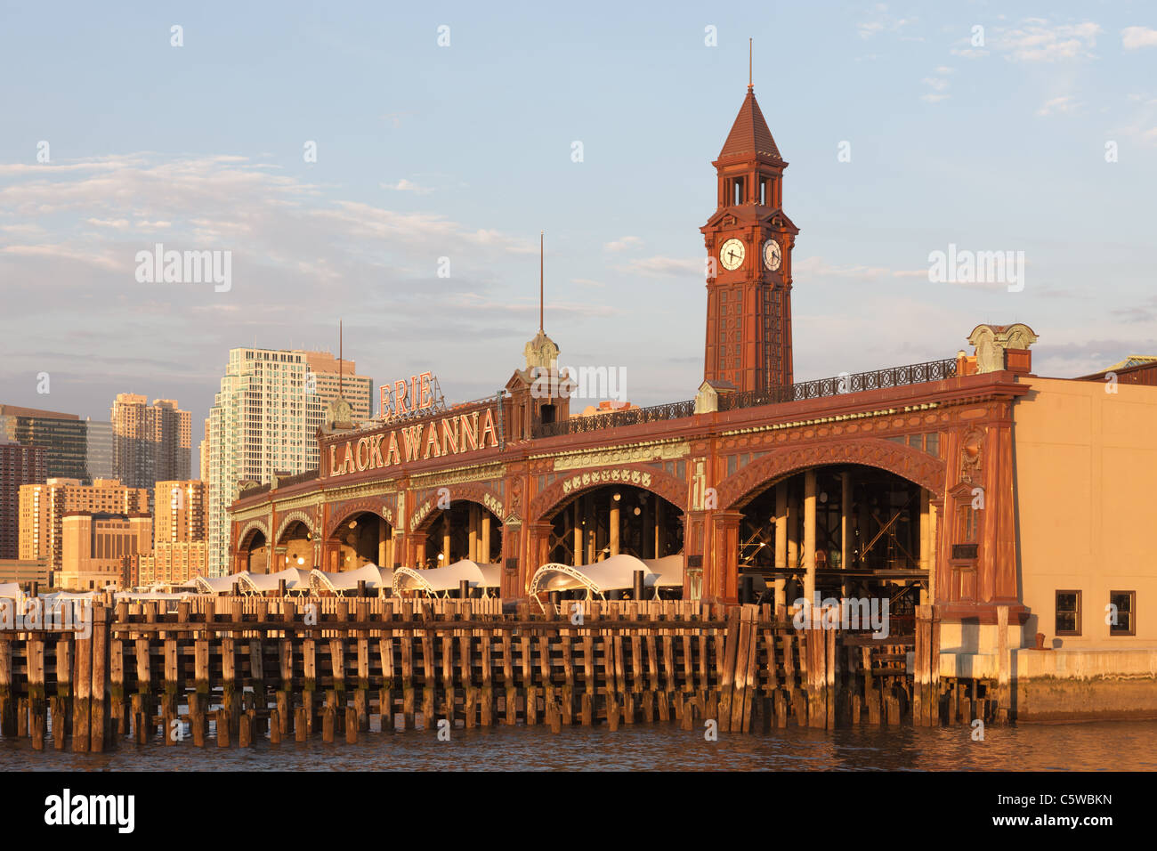 L'Erie Lackawanna Terminal et tour de l'horloge à Hoboken, New Jersey. Banque D'Images