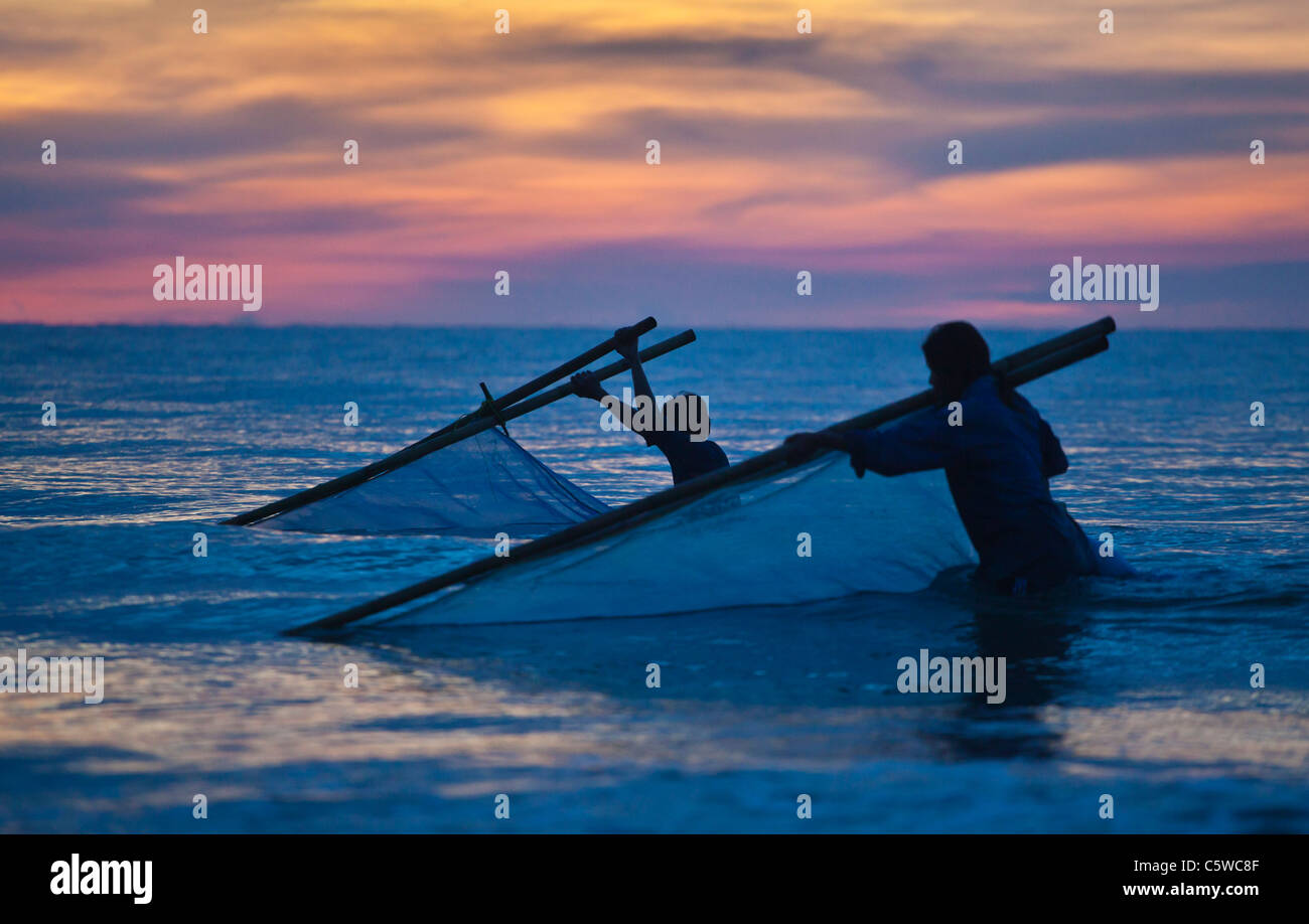 Un pêcheur charrues son filet dans la mer pour attraper quelques poissons - la mer d'Andaman, Thaïlande Banque D'Images