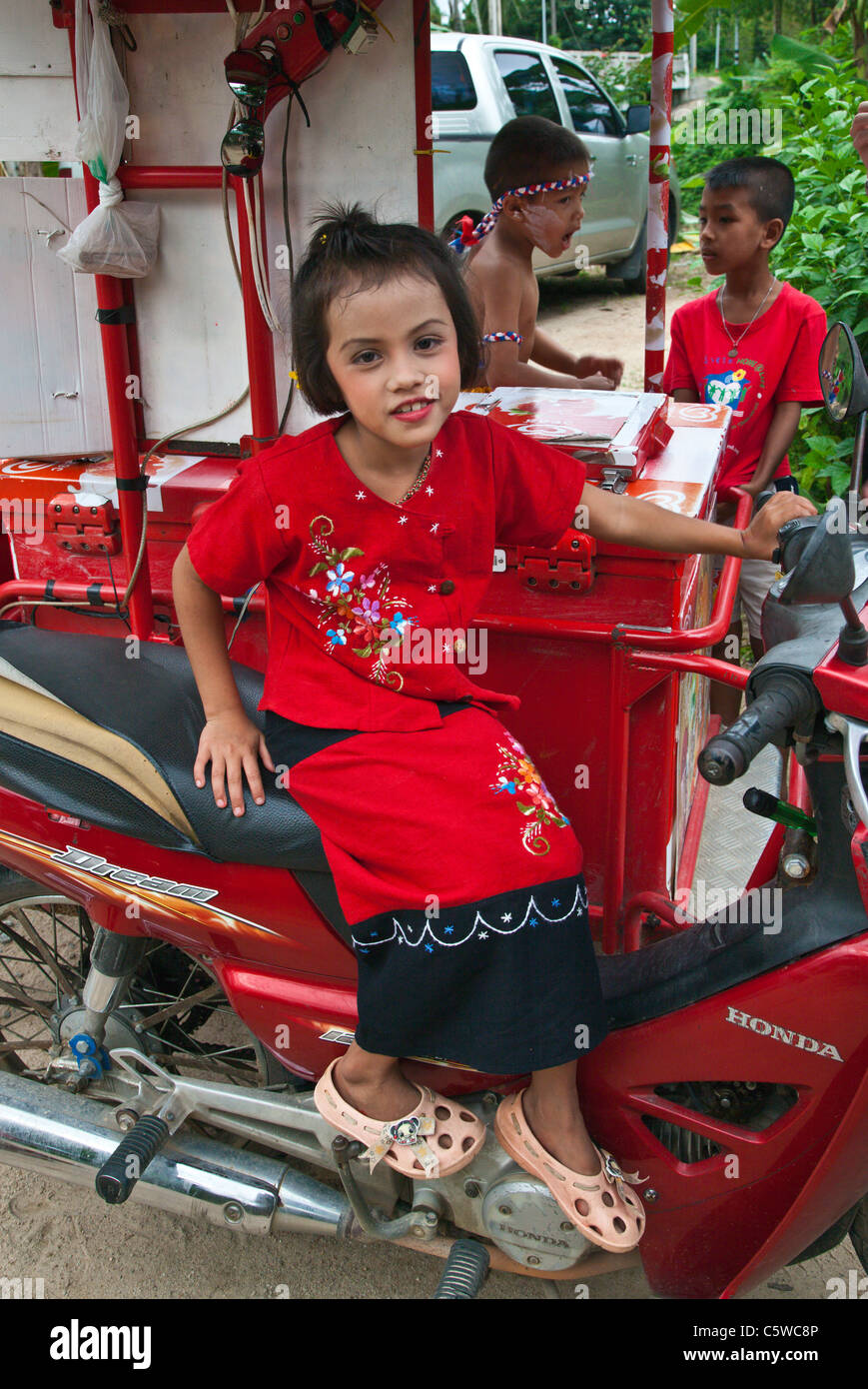 Une fille thaïe a lors de la Loi Krathong festival à l'ACCUEIL ET LA VIE ORPHELINAT - KHAO LOK, THAÏLANDE Banque D'Images
