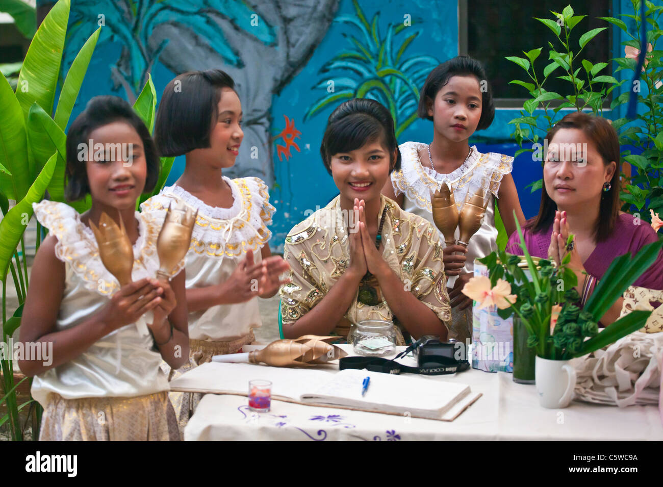 Thai girls habille pour la danse traditionnelle au cours de la Loi Krathong FESTIVAL à l'ACCUEIL ET LA VIE ORPHELINAT - Thaïlande Banque D'Images