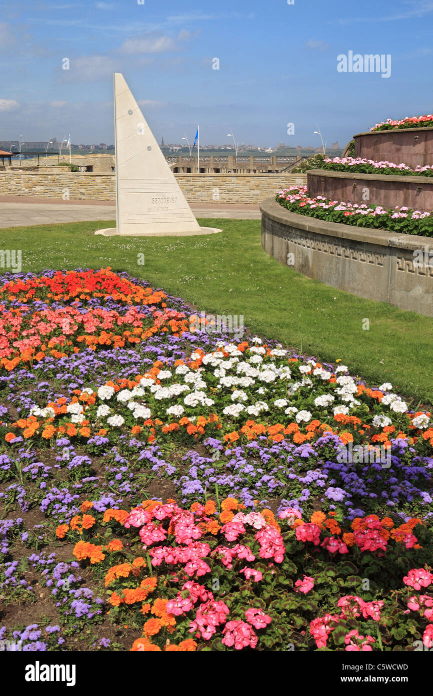 Affichage floral attrayant et pierres de signe triangulaire à Sandhaven Beach à South Shields, North East England, UK Banque D'Images