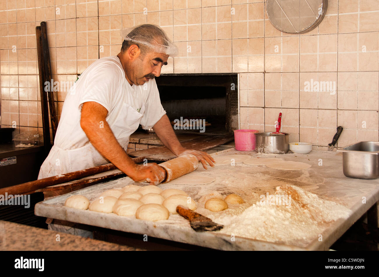 Alanya Turquie turc Baker Bakery Souq Souk Bazar four à pain pain crêpes crêpes incendie Banque D'Images
