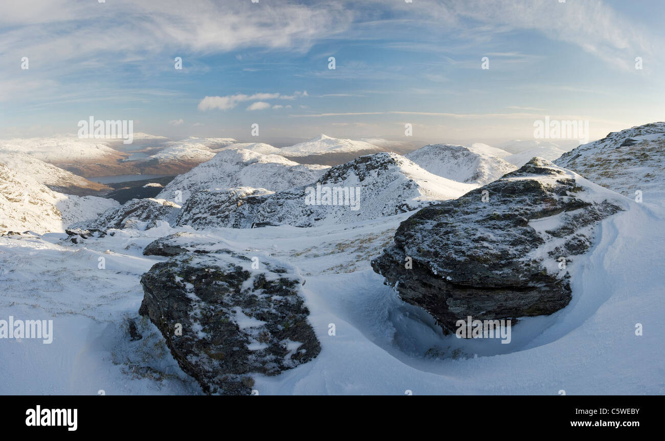 En hiver vue de Beinn Ime (1011m) sur le Ben Lomond (centre), Alpes Arrochar, Loch Lomond et les Trossachs National Park Banque D'Images