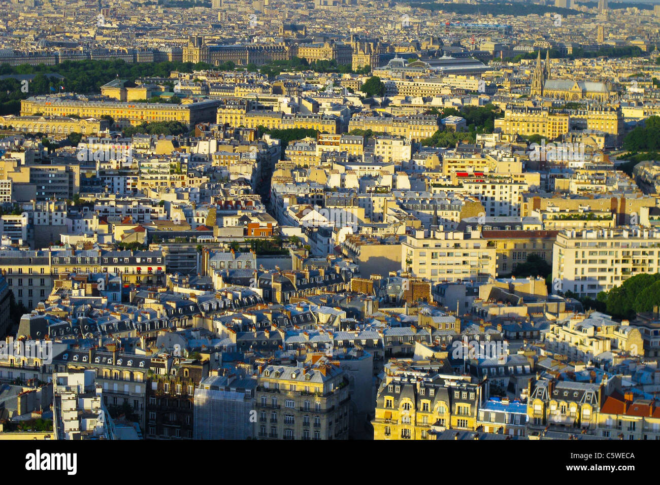 Les toits de Paris au crépuscule Banque D'Images