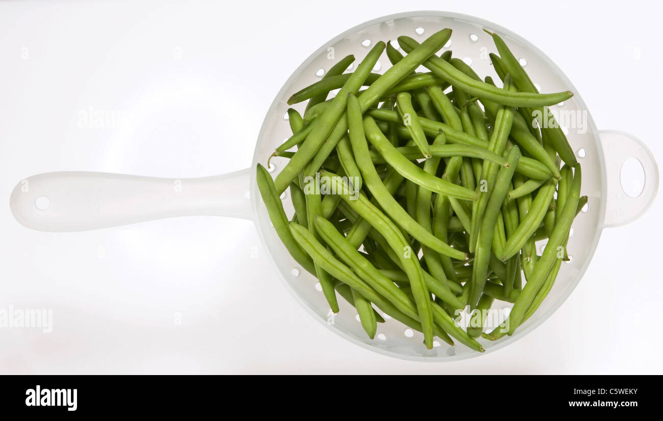 Haricots verts en tamis, close-up Banque D'Images