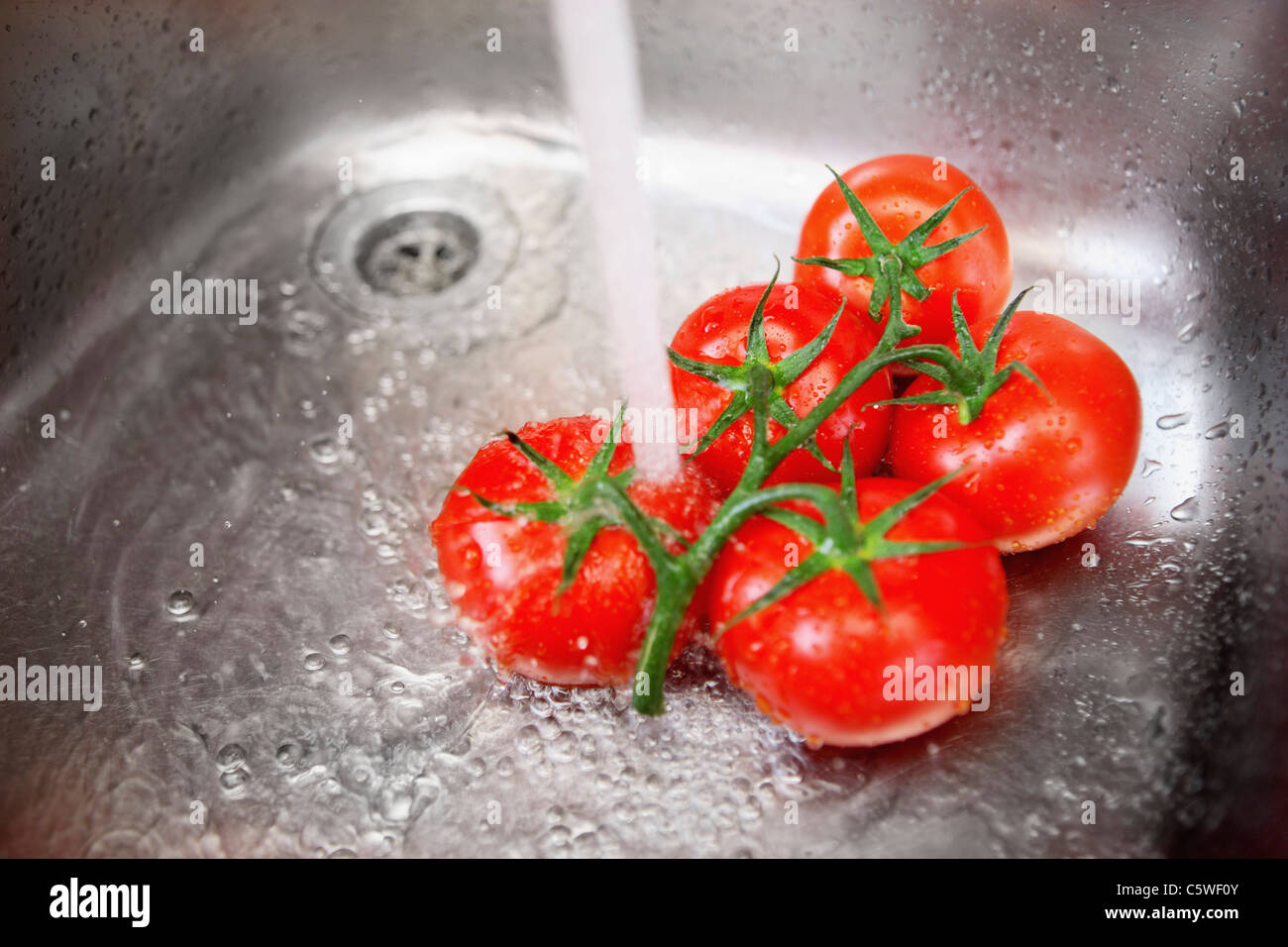 Les tomates de nettoyage Banque D'Images