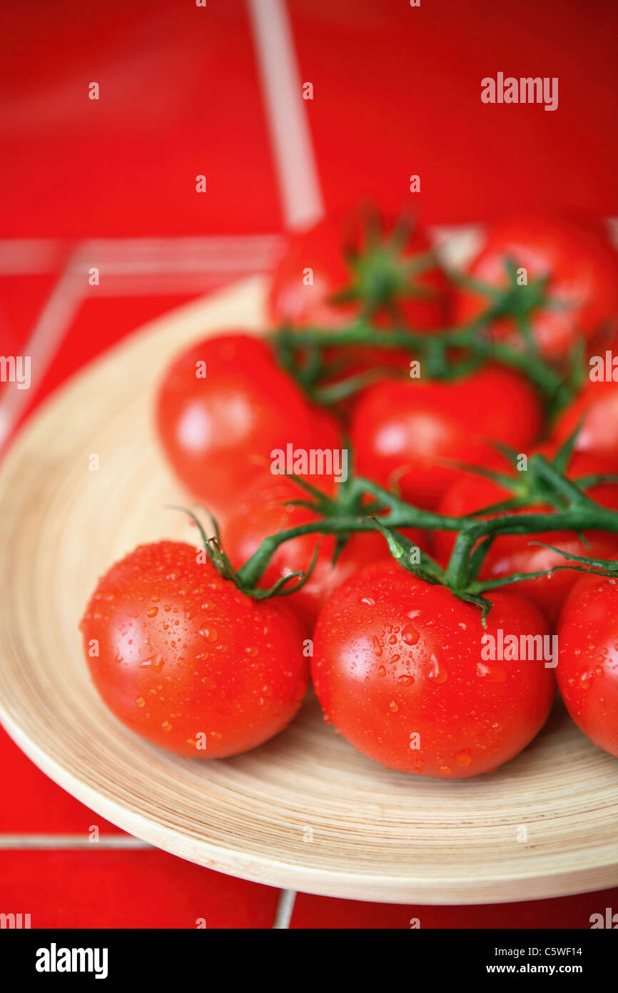 Bouquet de tomates sur la plaque en bois Banque D'Images