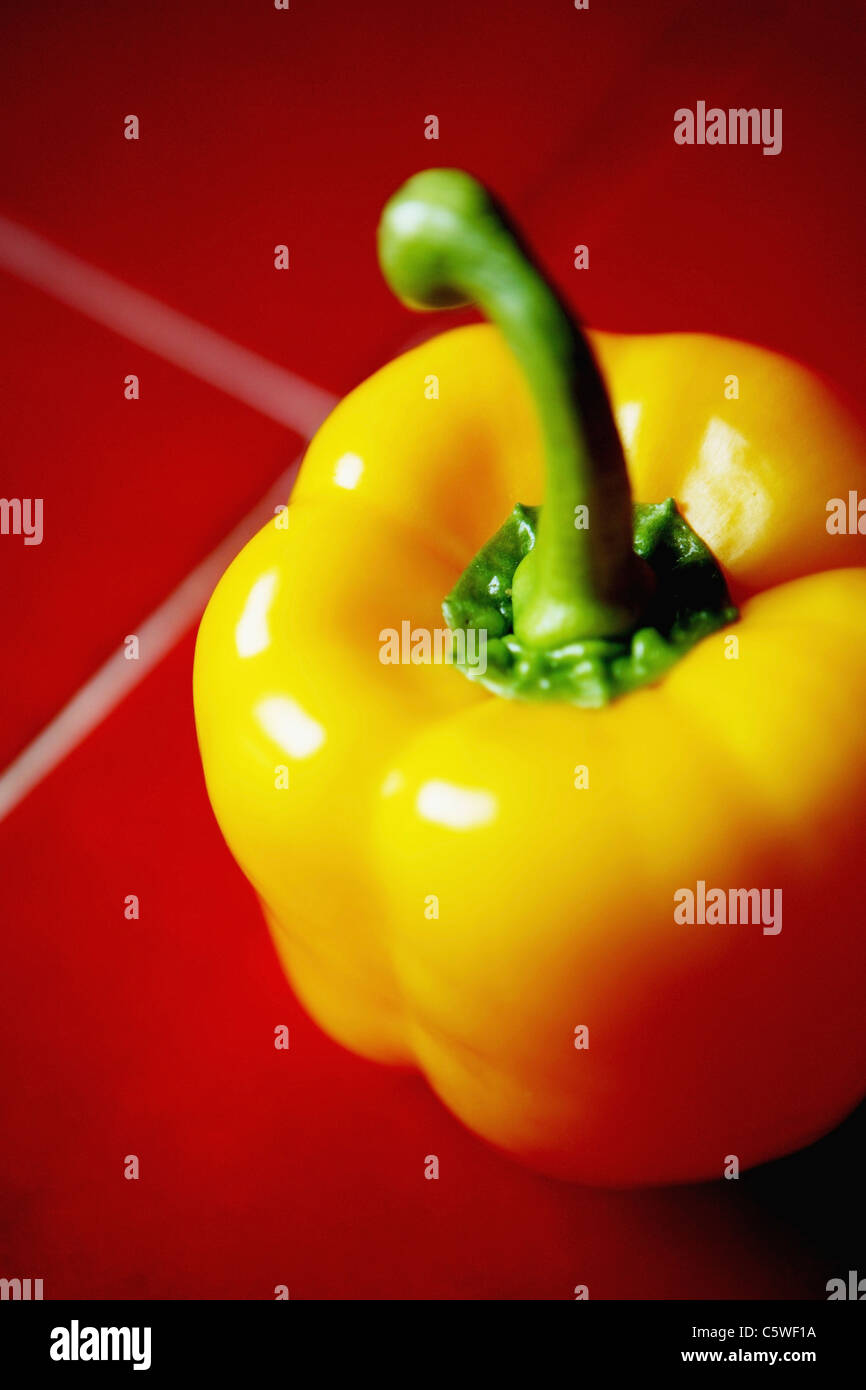 Poivron jaune sur les tuiles rouges, close-up Banque D'Images