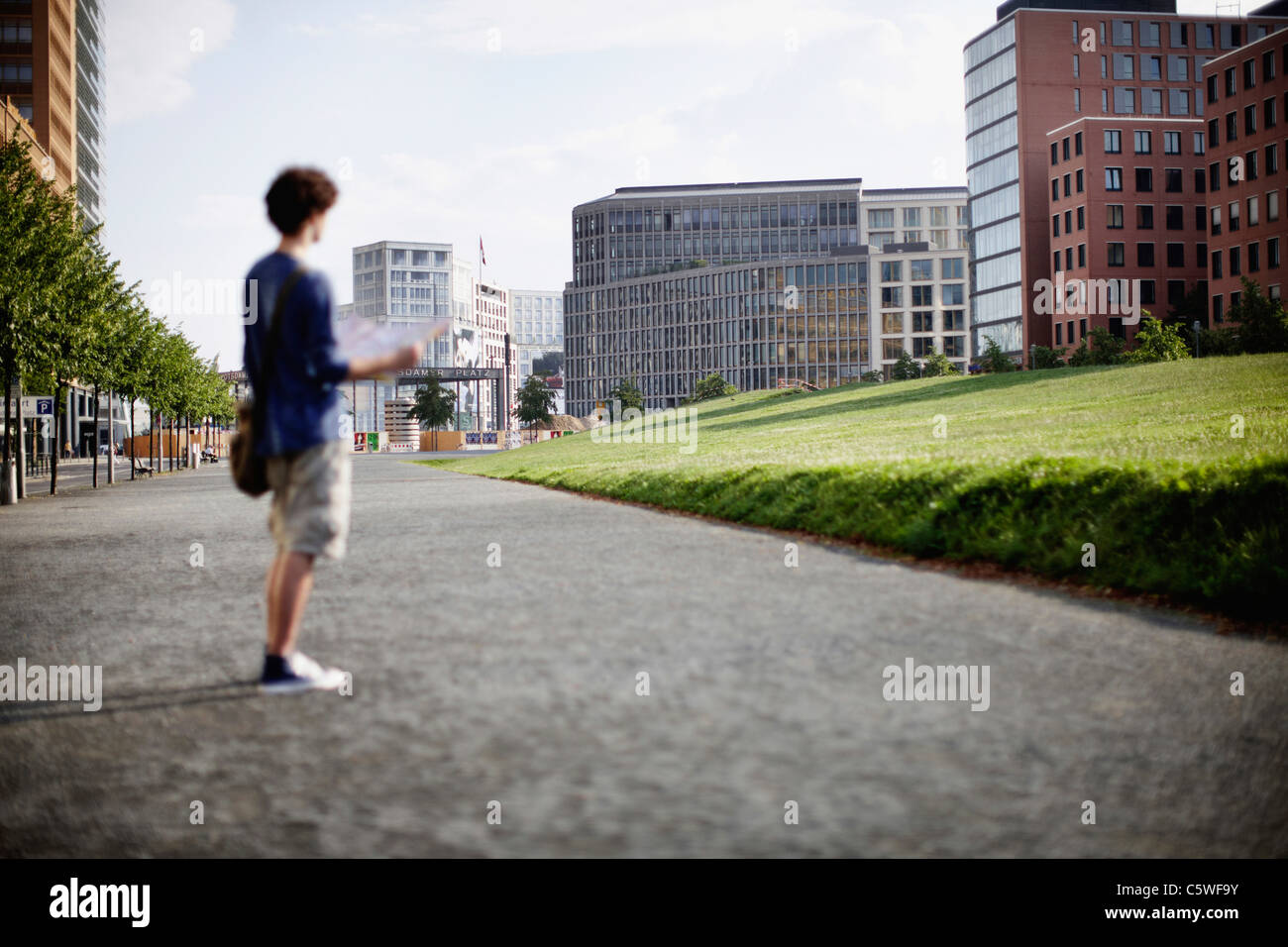 Allemagne, Berlin, Young man holding plan de ville Banque D'Images