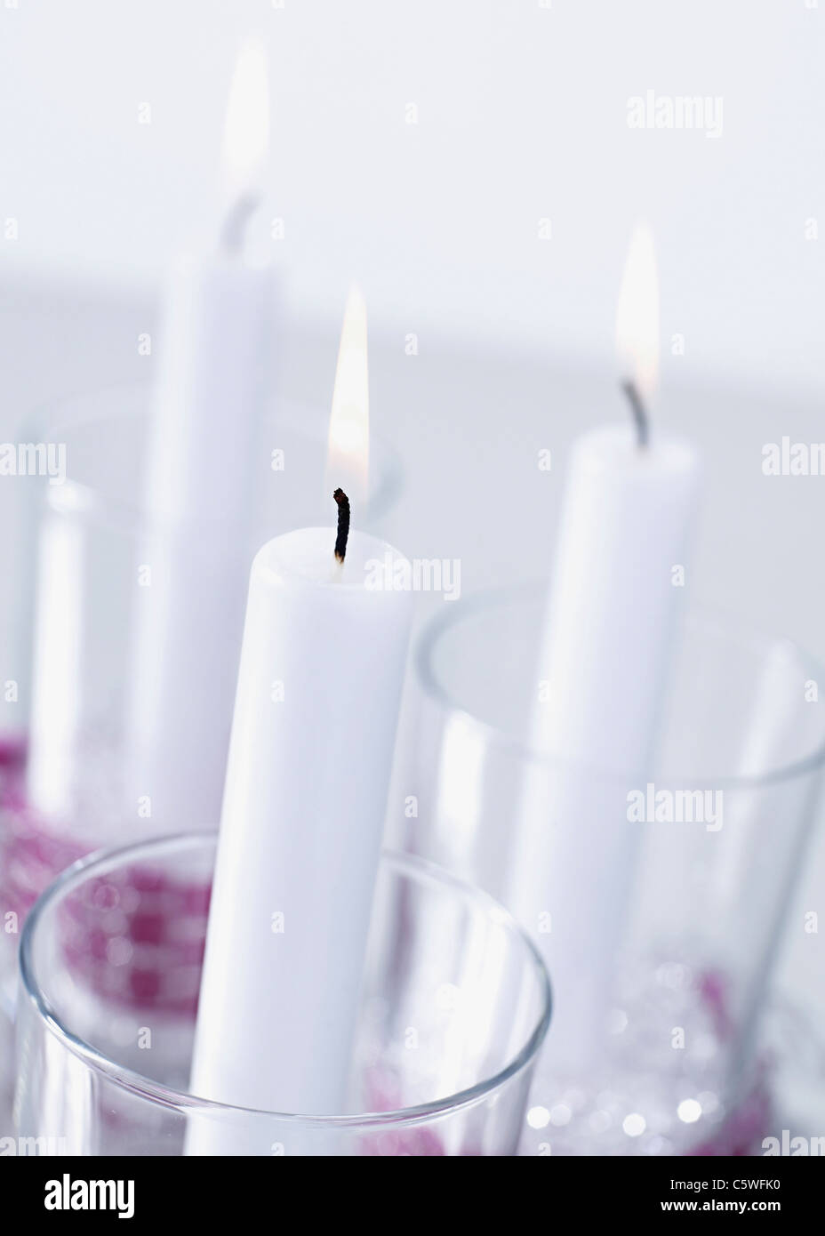 Blanc lumineux allumé des bougies, close-up Banque D'Images