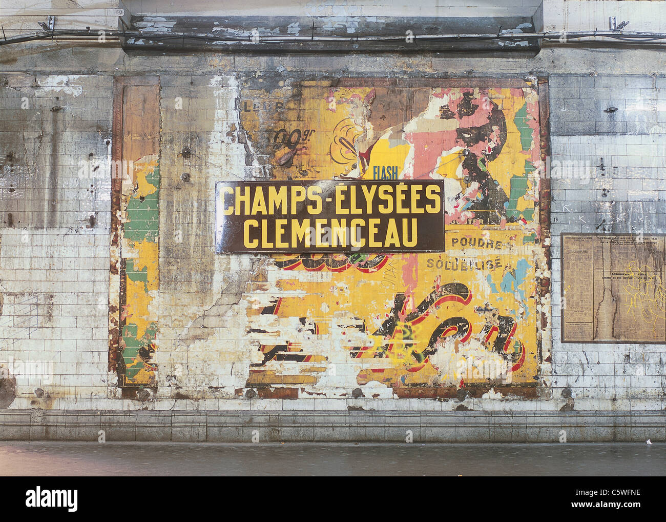Paris, l'affiche déchirée sur le mur à la station de métro Banque D'Images