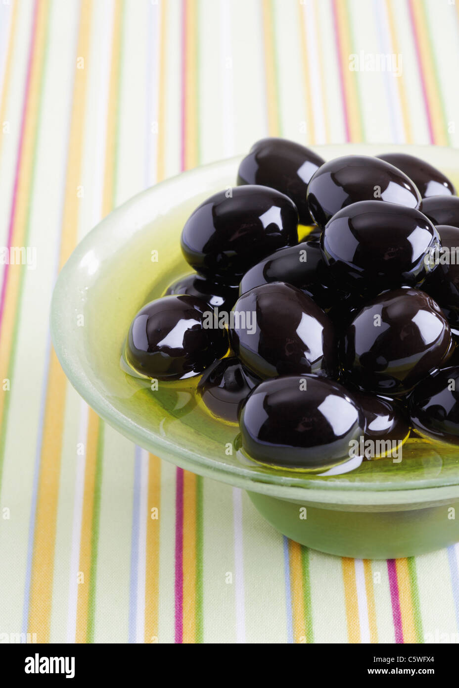 Olives noires en coupe à fruits Banque D'Images