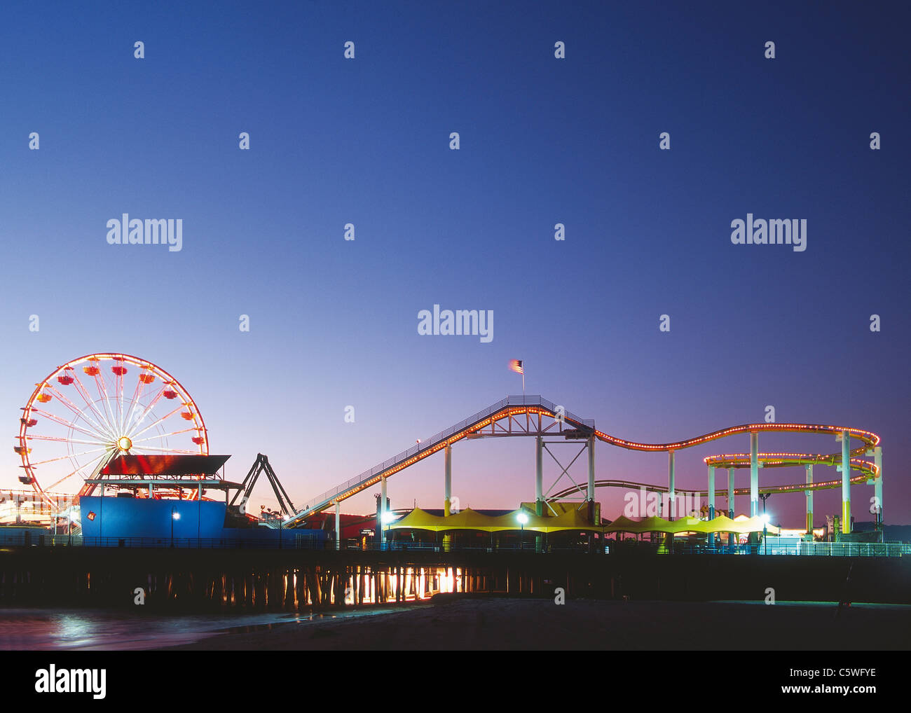 USA, Californie, Los Angeles, Vue du parc d'attractions sur la plage au soir Banque D'Images