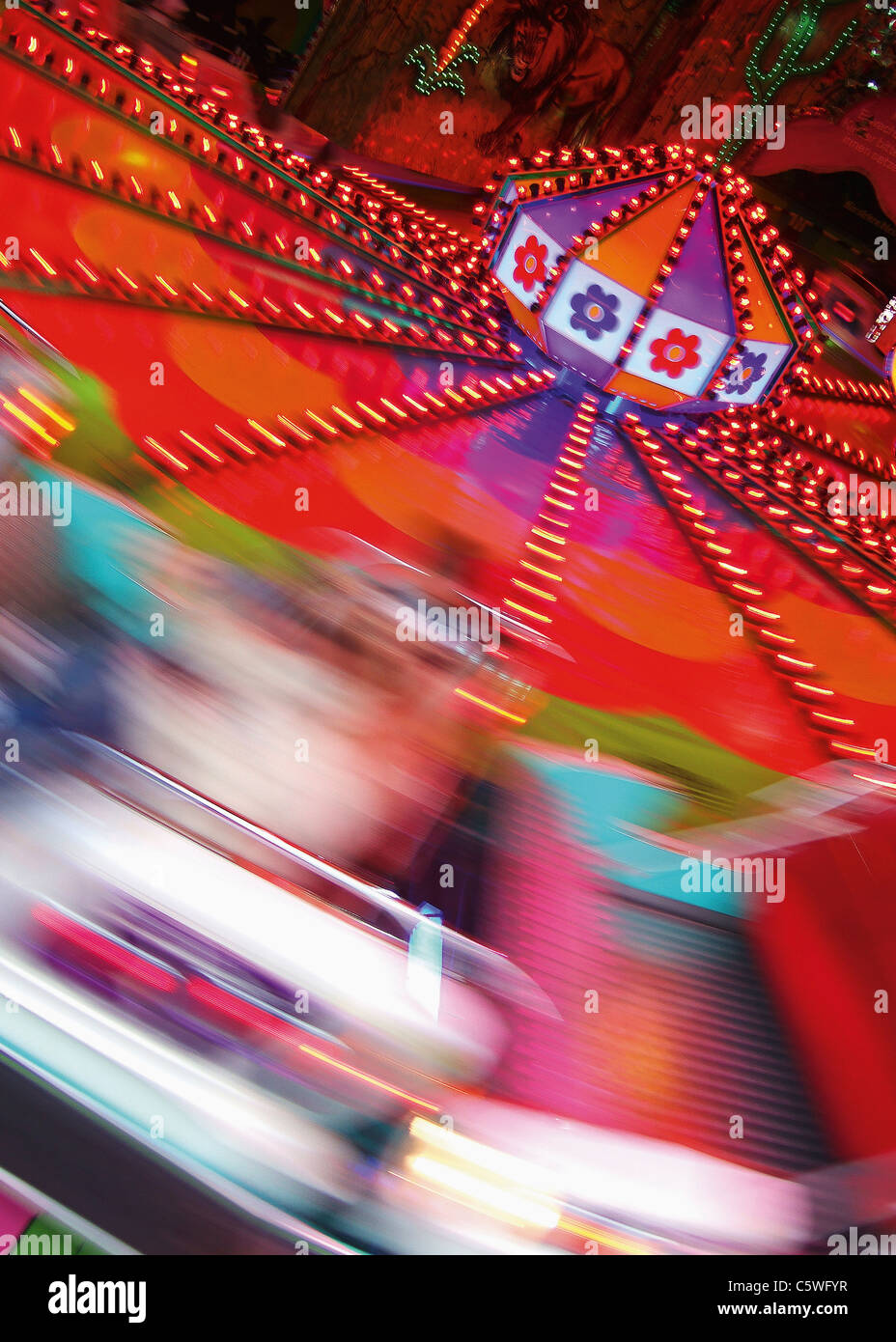 Allemagne, Vue de nuit au carrousel rotatif Banque D'Images