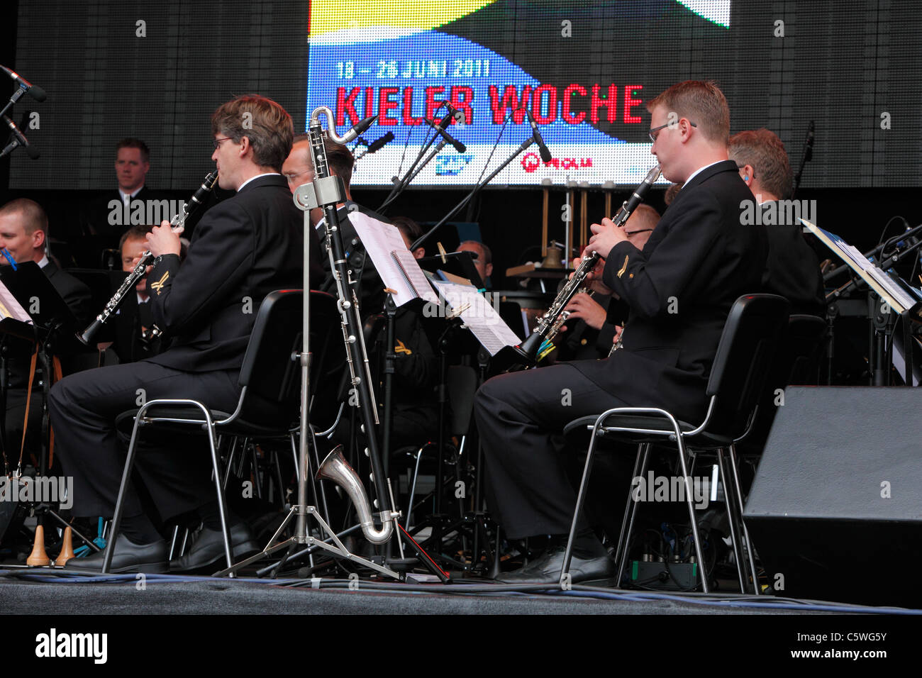 D-Kiel, Kiel, mer Baltique, Schleswig-Holstein, Kieler Woche 2011, événement nautique, l'été juste, Rathausplatz, Rathaus, concert en plein air, orchestre, Marinemusikkorps Vinfjall music, corps d'infanterie de marine de la mer Baltique, musiciens Banque D'Images