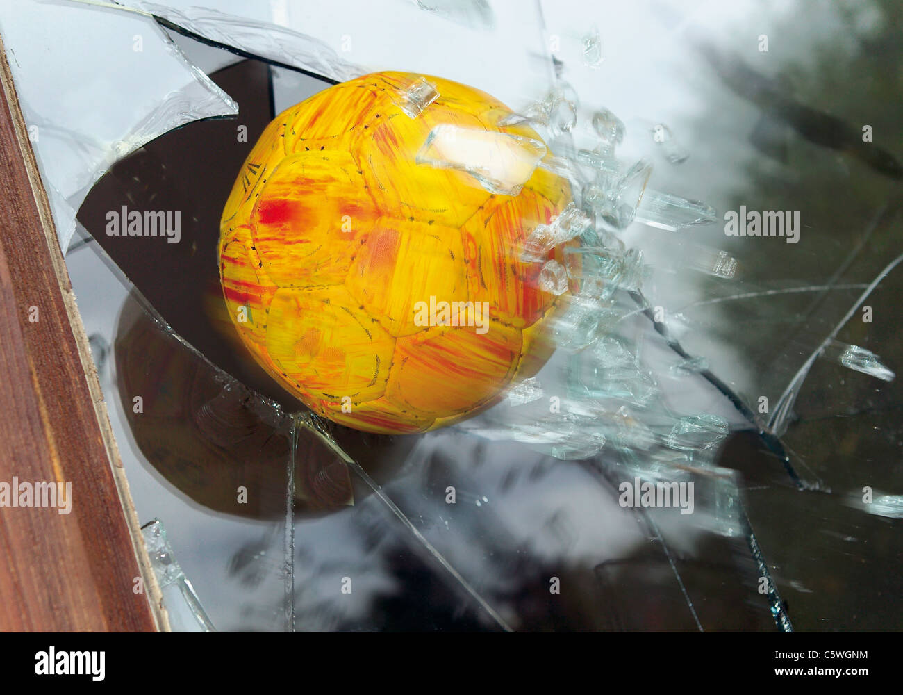 Close up of Broken Glass Window par soccer ball Banque D'Images